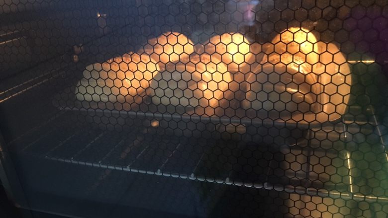 蜜豆酸奶手撕小面包,烤箱预热,上火170,下火160,18分钟。预热后放入烤箱中下层,建议随时观测,以免上色过深等问题,上色满意后可加盖锡纸,我的烤箱还可以,全程没放。(烤箱不同,脾气不同,温度时间以自家为准设置。)