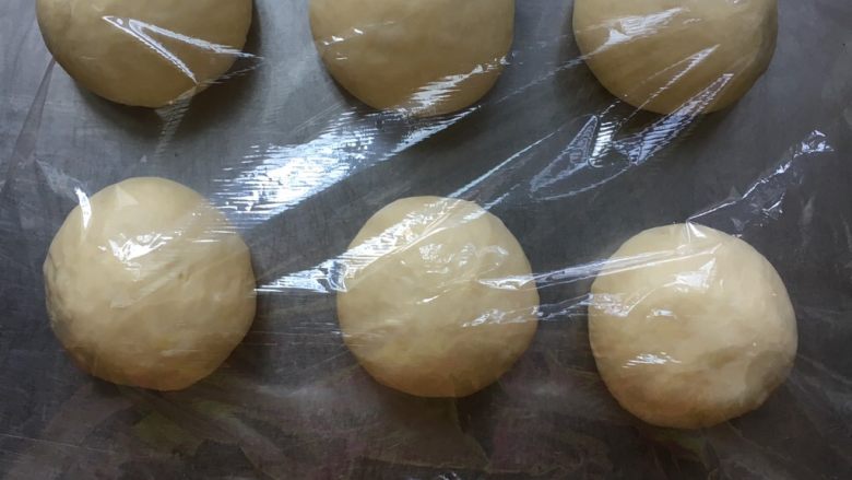 蜜豆酸奶手撕小面包,分成6份面团,滚圆,盖保鲜膜松弛10分钟。
