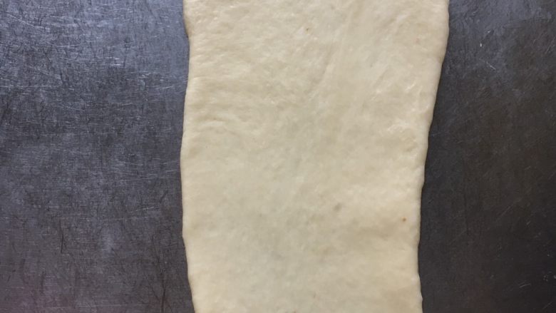 蜜豆酸奶手撕小面包,取一个面团正面朝下,擀成长方形,最下方擀的薄一些,方便之后卷起。