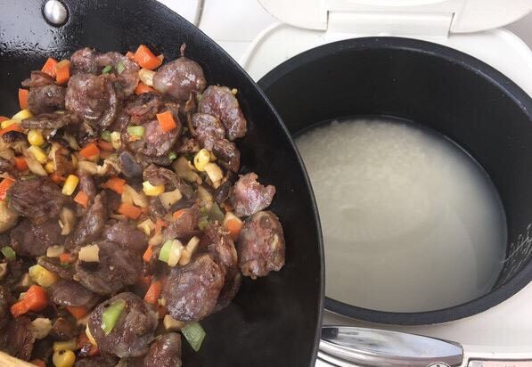电饭锅版香肠饭,将炒好的香肠和蔬菜倒入电饭锅,再加入一点<a style='color:red;display:inline-block;' href='/shicai/ 788'>生抽</a>,混合均匀(香肠有点咸,省去加盐的步骤)