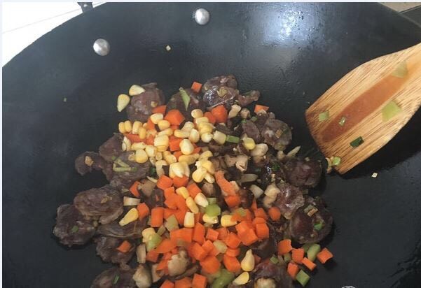 电饭锅版香肠饭,加入各种蔬菜,略炒混合均匀。