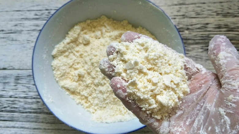 双莓软饼,用手揉搓到黄油和粉混合一起,呈玉米面的状态