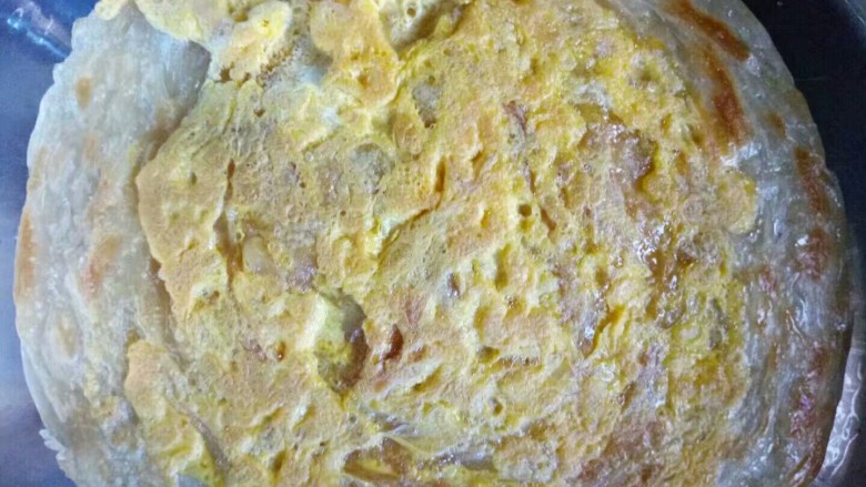 嫩牛什锦卷,鸡蛋打散，入锅煎成鸡蛋饼