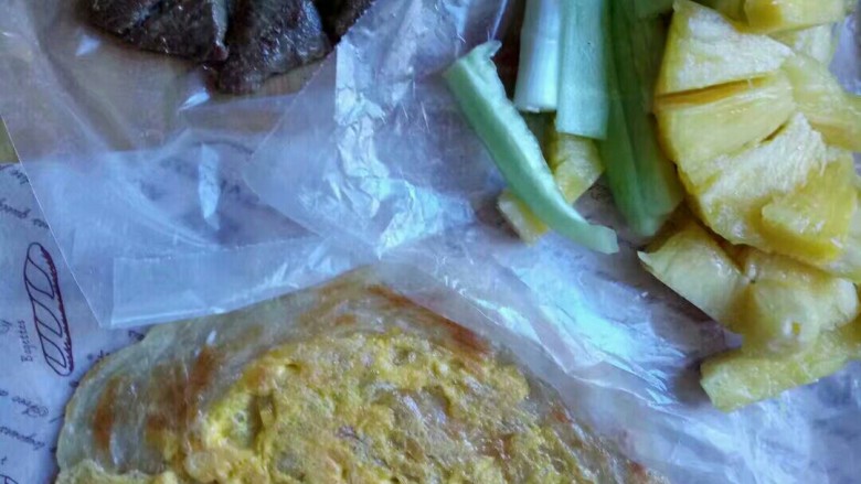 嫩牛什锦卷,所有煎至好的食材码放卷成蛋卷