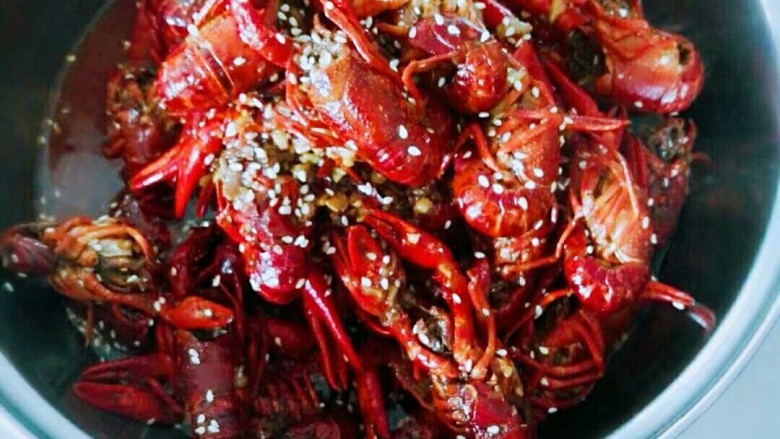 麻辣小龙虾,冷锅热油，下<a style='color:red;display:inline-block;' href='/shicai/ 46964'>郫县豆瓣酱</a>，葱姜蒜煸香，下卤制过得小龙虾，到入啤酒，抄制