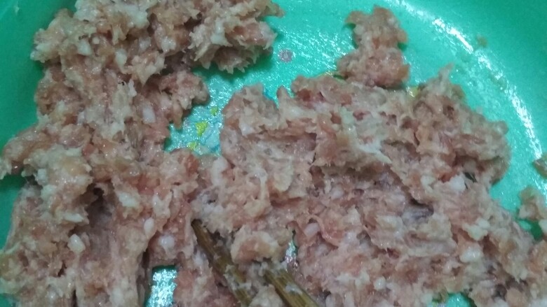 西葫芦胡萝卜牛肉蒸饺,肥瘦相间的<a style='color:red;display:inline-block;' href='/shicai/ 216'>牛肉</a>剁碎,放在略大的容器里,加盐用筷子使劲搅拌上劲儿