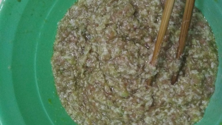 西葫芦胡萝卜牛肉蒸饺,然后用筷子顺着一个方向搅拌,喜欢吃辣椒花椒酱油鸡精的可以在这个时候加进去,我们家有小仔仔,所以什么都没加,味道也很鲜美。搅好之后放冰箱保鲜备用