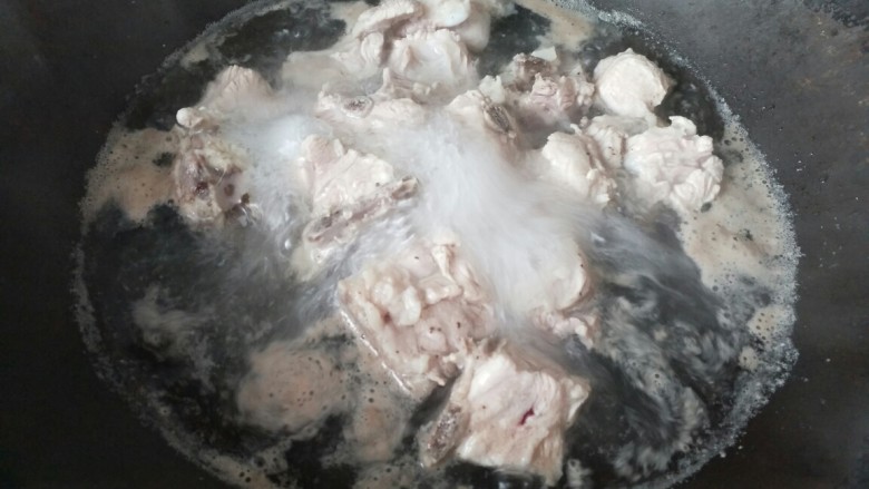 #咸味#≈喷香排骨焖饭≈,入锅中焯水,去掉血沫子