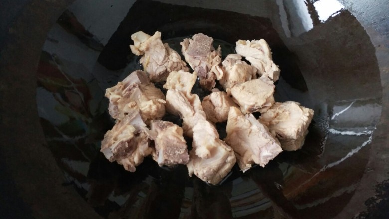 #咸味#≈喷香排骨焖饭≈,锅内倒入油,烧热后下入排骨两面煎