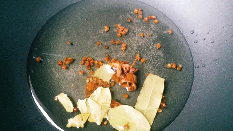 家庭版麻辣香锅,锅里倒油放香料小火慢炸,弃之