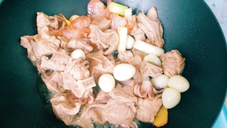 家庭版麻辣香锅,倒入葱姜蒜爆炒,倒入肉类海鲜和鹌鹑蛋翻炒至变色