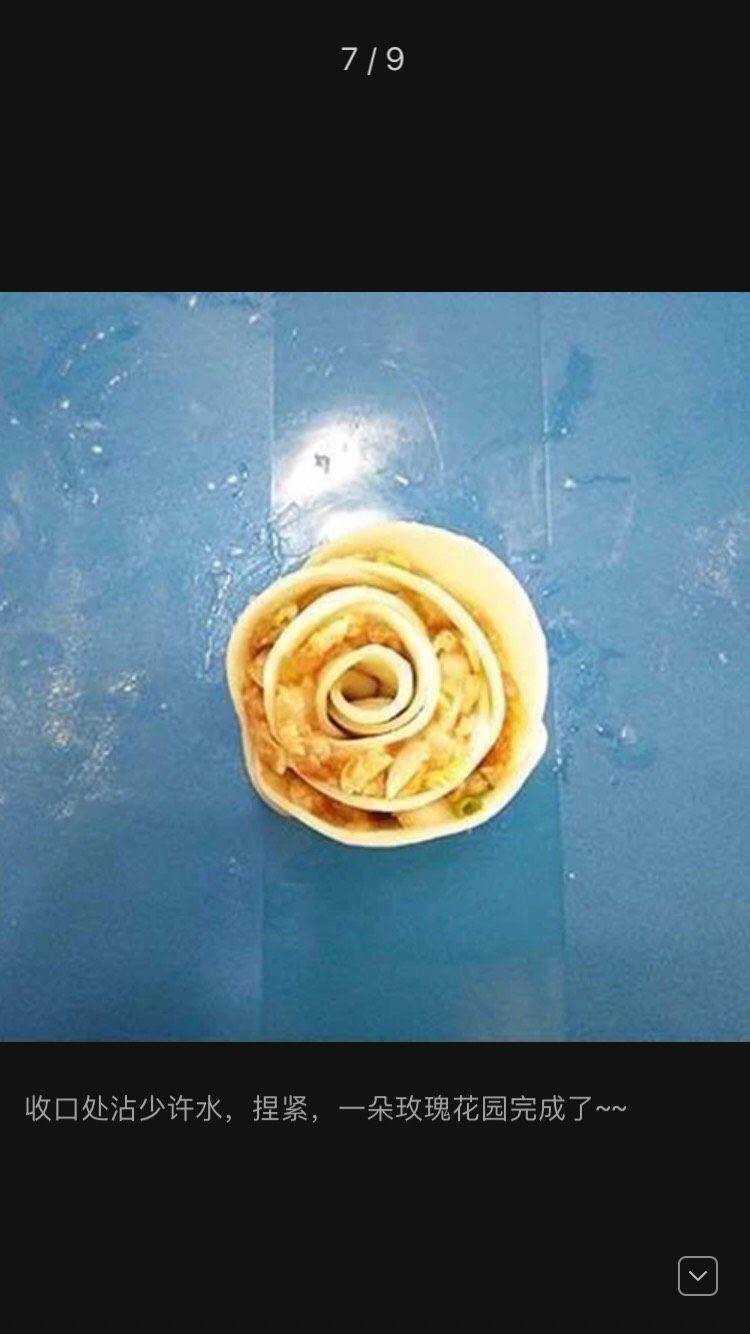 玫瑰花水饺,收口处沾少许水,捏紧,一朵玫瑰花完成了