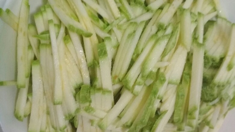 西葫芦胡萝卜牛肉蒸饺,<a style='color:red;display:inline-block;' href='/shicai/ 66'>西葫芦</a>切丝,撒少许盐,用手拌匀,静置十分钟