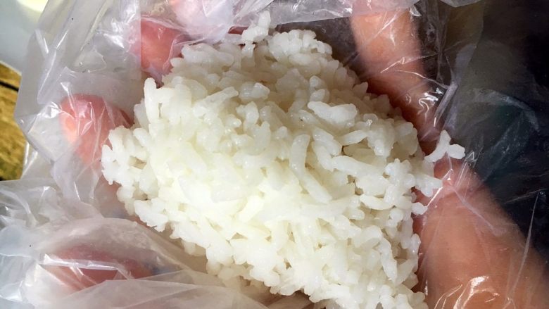 花式饭团,用保鲜袋把米饭捏成要做的形状
