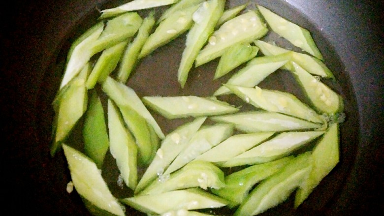 苦瓜烧五花肉,锅里烧开水,放入苦瓜焯水