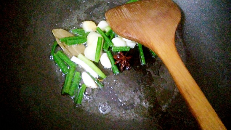 苦瓜烧五花肉,放入姜葱蒜,八角,香叶爆香
