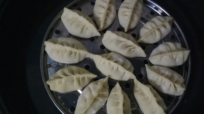 西葫芦胡萝卜牛肉蒸饺,然后放锅里蒸,盖上锅盖。水开后计时大概七八分钟,我蒸了十分钟,里面的菜很软,适合小仔仔。