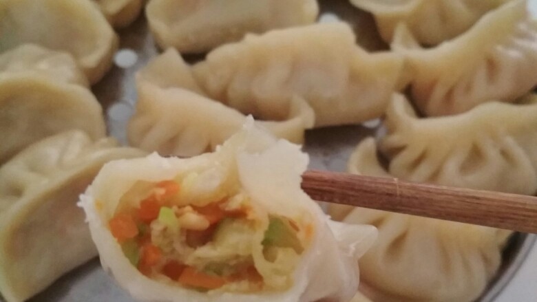 西葫芦胡萝卜牛肉蒸饺,鲜甜多汁的饺子,一咬流汤,好吃的停不下来