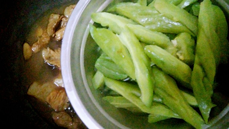 苦瓜烧五花肉,最后倒入苦瓜,焖煮5分钟
