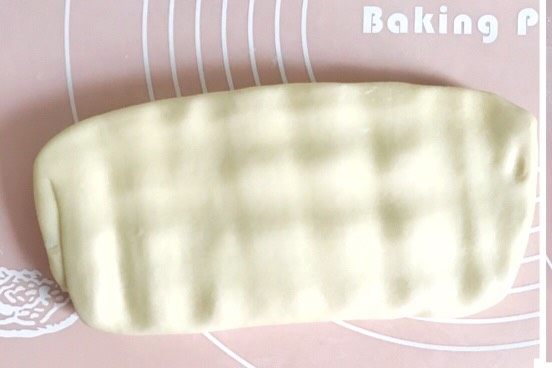 万能千层酥皮,第二步:三折,刚从冰箱拿出来有点硬,先用擀面杖横向、竖向擀压几下,再擀就会平整多了,也能保证黄油均匀擀开,不堆积在一边。