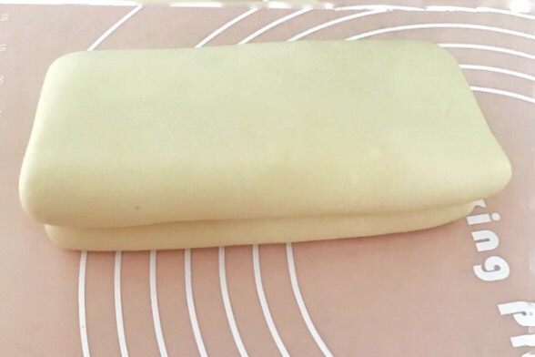 万能千层酥皮,经过三次折叠后的被子,如果马上用,继续冷藏15分钟,如果不用,扔进冷冻室,一个月内都没问题的。