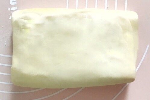 万能千层酥皮,三折后的被子,保鲜膜密封,立即进冰箱二次冷藏15分钟。