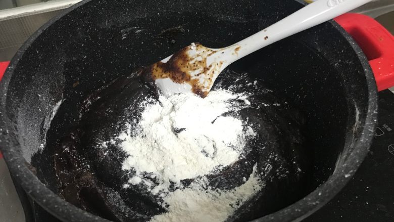 枣泥熊爪包(自制枣泥馅),翻炒至枣泥馅形成一整块的状态,翻动时整块的移动
倒入炒过的微黄的糯米粉,翻拌均匀即可