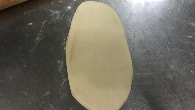 枣泥熊爪包(自制枣泥馅),取面团擀平擀椭圆,翻面