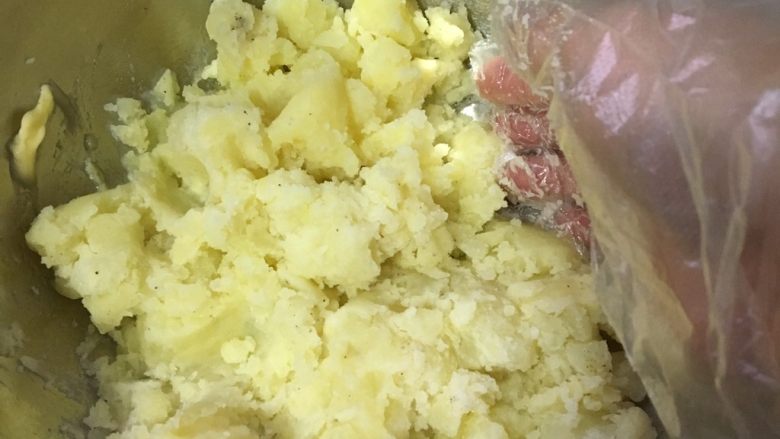 椰蓉芝士土豆球,戴上一次性手套挤成土豆泥,并且要搅拌均匀。