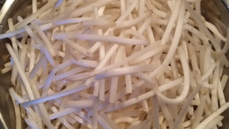 虾仁炒豆芽♏️,豆芽掐头尾洗净