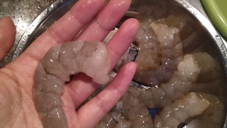 虾仁炒豆芽♏️,虾剥壳去虾线 洗净 切小粒
加料酒 姜片 淀粉抓匀腌制10分钟
焯水备用