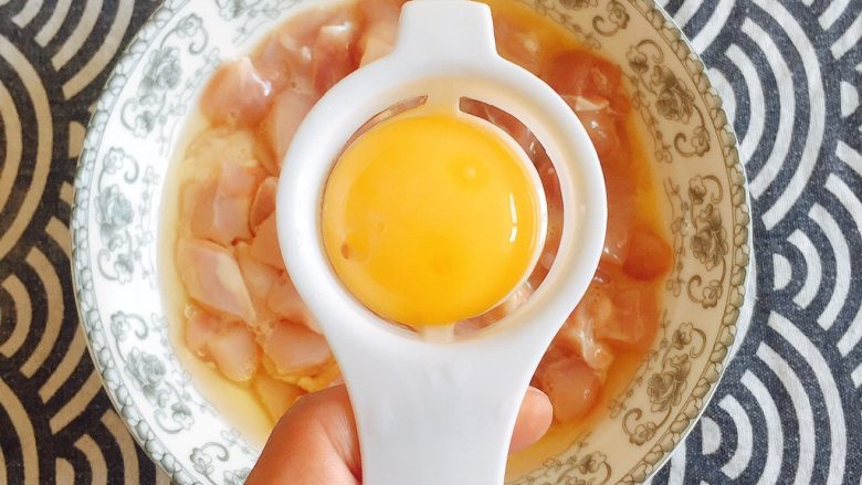 最适合用勺子吃的菜——宫保鸡丁,鸡丁中依次加入蛋清;