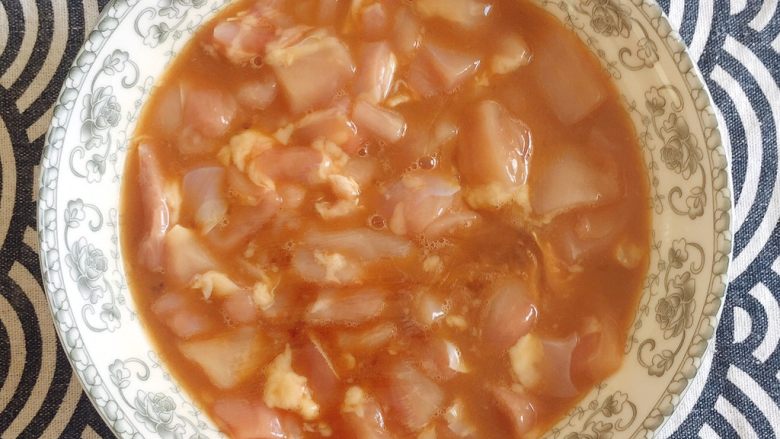 最适合用勺子吃的菜——宫保鸡丁,用手抓匀后,扣上保鲜膜腌制15min左右;