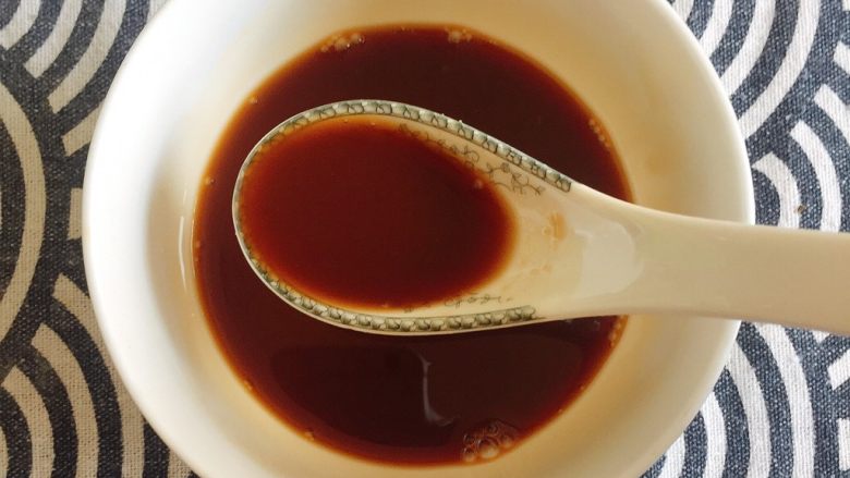 最适合用勺子吃的菜——宫保鸡丁,白糖、米醋、生抽和淀粉比例为2:2:1:1,拌匀备用;