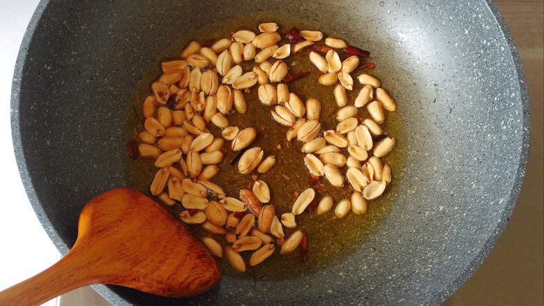 最适合用勺子吃的菜——宫保鸡丁,炸至金黄;