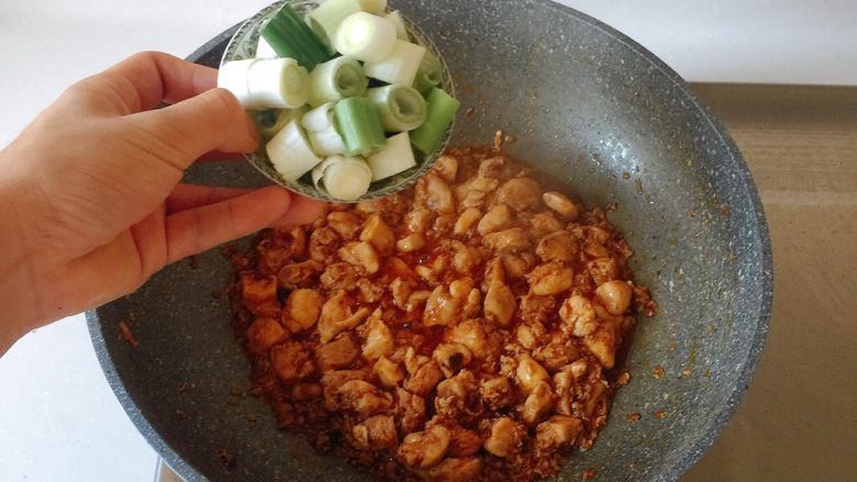 最适合用勺子吃的菜——宫保鸡丁,加入葱段、姜、蒜炒香;