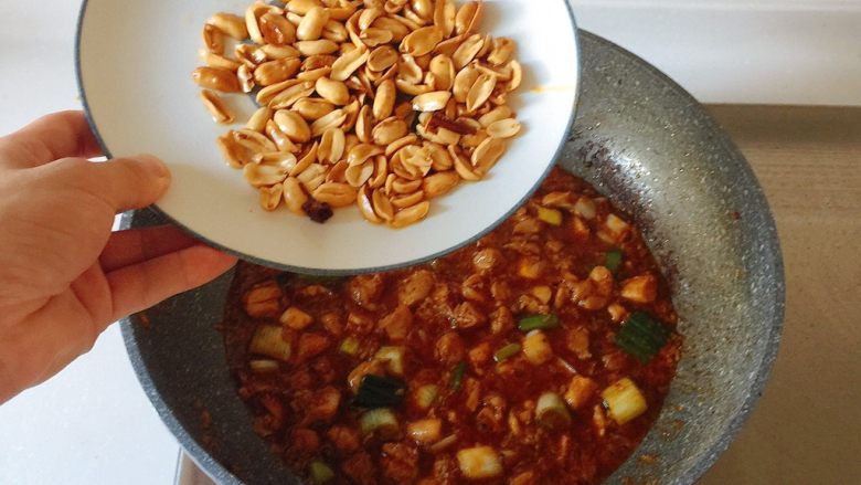 最适合用勺子吃的菜——宫保鸡丁,最后放入<a style='color:red;display:inline-block;' href='/shicai/ 4262'>花生米</a>炒匀即可;