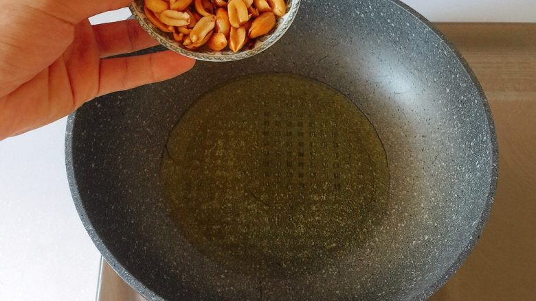 最适合用勺子吃的菜——宫保鸡丁,倒入去皮花生;