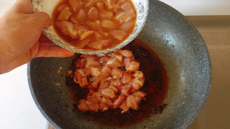 最适合用勺子吃的菜——宫保鸡丁,放入腌制好的鸡丁;