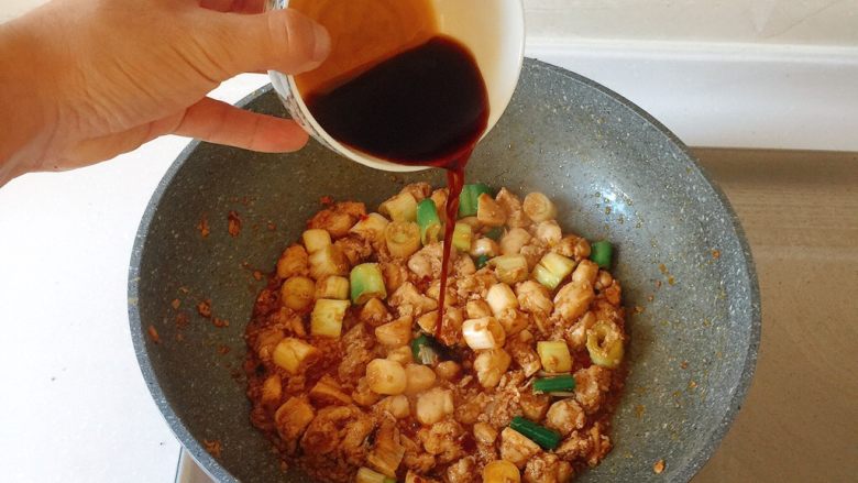 最适合用勺子吃的菜——宫保鸡丁,倒入事前调好的酱汁;