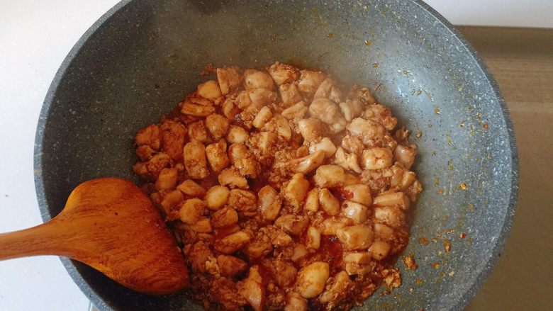 最适合用勺子吃的菜——宫保鸡丁,炒至断生;
