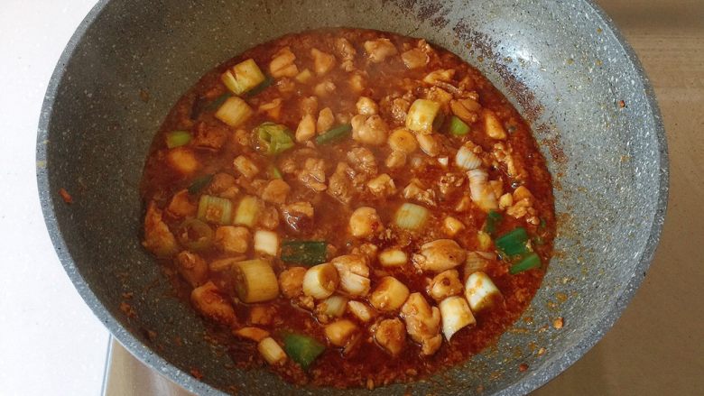 最适合用勺子吃的菜——宫保鸡丁,大火炒至汁水快收干;