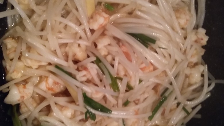 虾仁炒豆芽♏️,加入料酒 生抽 盐 鸡精 耗油 一点清水和葱段就可以出锅啦