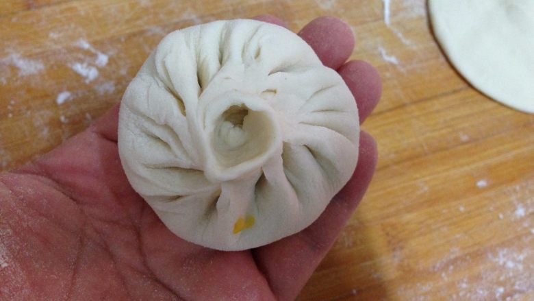 #咸味#南瓜猪肉包,左手撑皮,右手逆时针捏褶,依次向前,捏到和第一个摺重合即可