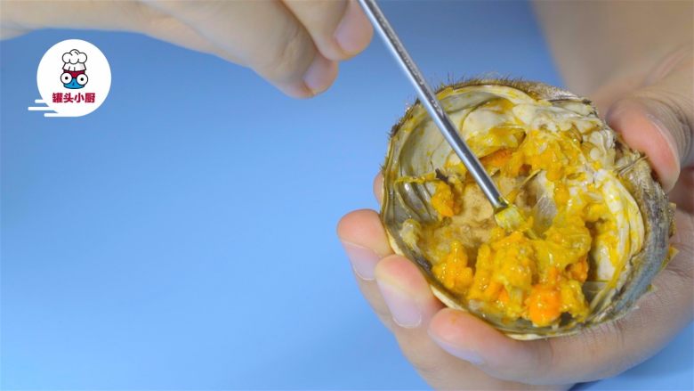大闸蟹吃法全攻略!,打开大闸蟹,蟹盖部分去除蟹胃,取出蟹黄吃掉
