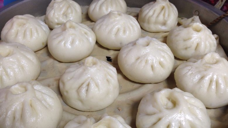 #咸味#南瓜猪肉包,凉水做锅,篦子加屉布或刷油,把包子摆入,包子之间要留空间。中火烧开水,转大火蒸15—18分钟左右关火,2分钟后再打开锅盖