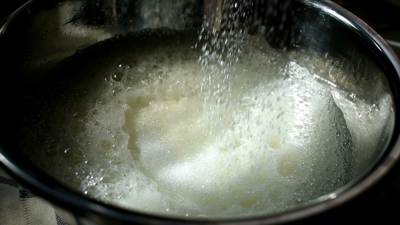 奶油盒子,这种状态第二次加入白砂糖,继续打发
