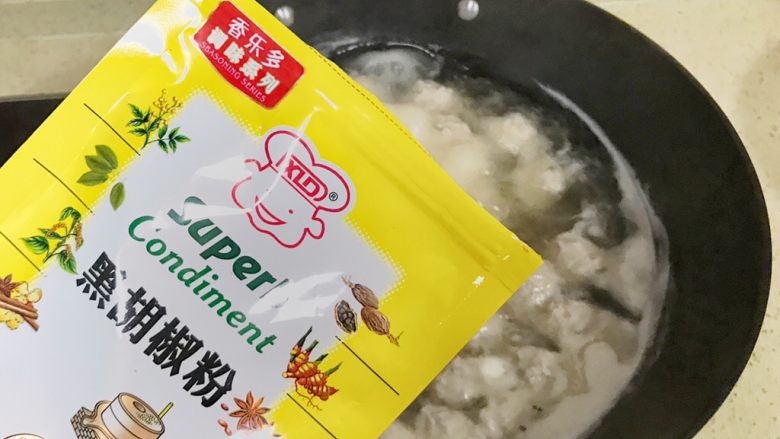 超级鲜美无敌肉丸靓汤,几个沸腾就熟了,汤中加入适量的盐、<a style='color:red;display:inline-block;' href='/shicai/ 134340'>黑胡椒粉</a>,尝一下味道,咸淡合适,就可以关火了