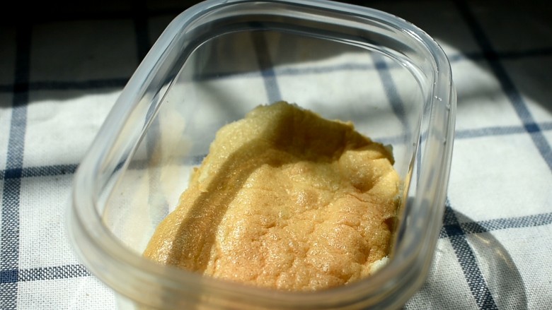 奶油盒子,将蛋糕胚垫在盒子里,一层蛋糕胚一层奶油。打发奶油部分就是用<a style='color:red;display:inline-block;' href='/shicai/ 8197'>淡奶油</a>加白砂糖用打蛋器打发,出现纹路,再慢慢打一会儿就好了