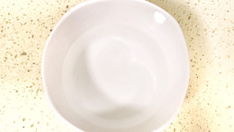 超级鲜美无敌肉丸靓汤,肉丸是否细腻Q弹,与打入的水分多少有密切关系
400克精瘦肉,加入了100克纯净水,按照4比1的比例,所调制成的肉丸,口感细嫩、劲道、爽滑